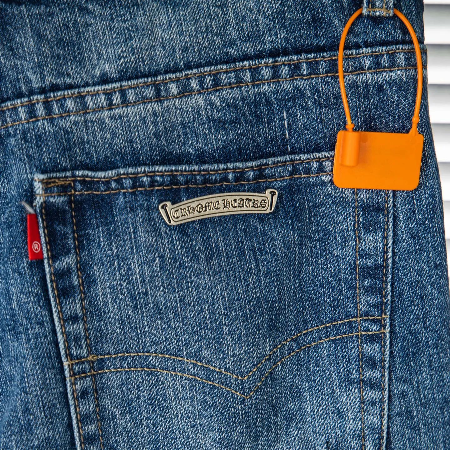 P240 Chrome Hearts Chrome Hearts blue pants, black and white multi-leather jeans, multi-leather label work jeans, ch jeans, all need to be washed and then disassembled and hand-stitched with sheepskin cross leather and then spliced to complete. The whole process is too complicated to describe. About Chrome Hearts This is an extremely luxurious fashion brand that can also be called the nobility of the high street. It has always been an exclusive brand for some hipsters or rich second generations. Compared with ordinary high streets, it is more luxurious and noble. Compared with luxury brands, it is more fashionable and individual. It has always been a brand that I have a special liking for. Style number: 1790# Color: blue Size: 28 30 32 34 36